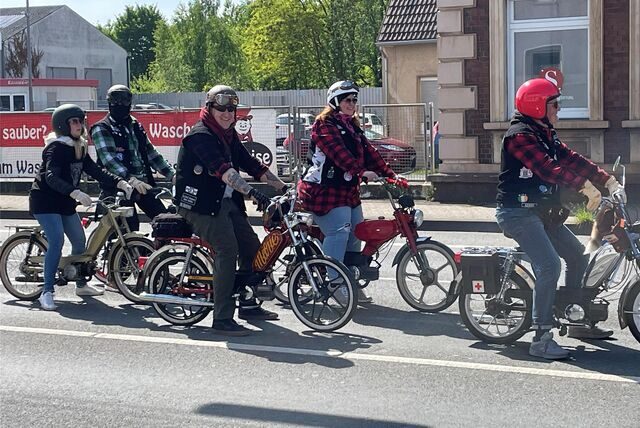 Die Mofacas waren am Vatertag 2023 in Castrop-Rauxel und Umgebung unterwegs und sorgten für schmunzelnde Beobachter am Straßenrand.