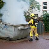 Ein Müllcontainer auf dem ASG-Schulhof an der Leonhardstraße stand am Donnerstagabend in Brand.