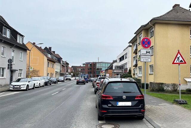 Autos parken auf beiden Seiten der Straße „Schüttenwall“.