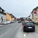 Autos parken auf beiden Seiten der Straße „Schüttenwall“.