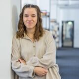 Redakteurin Janine Jähnichen lehnt an einer Säule im Redaktionsgebäude in der Dortmunder Innenstadt