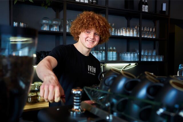 Kellner Jonas Hollinde steht im „Vrüh“, Dortmunds einzigem vollständig veganen Frühstücksrestaurant, hinter der Theke.