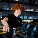 Kellner Jonas Hollinde steht im „Vrüh“, Dortmunds einzigem vollständig veganen Frühstücksrestaurant, hinter der Theke.