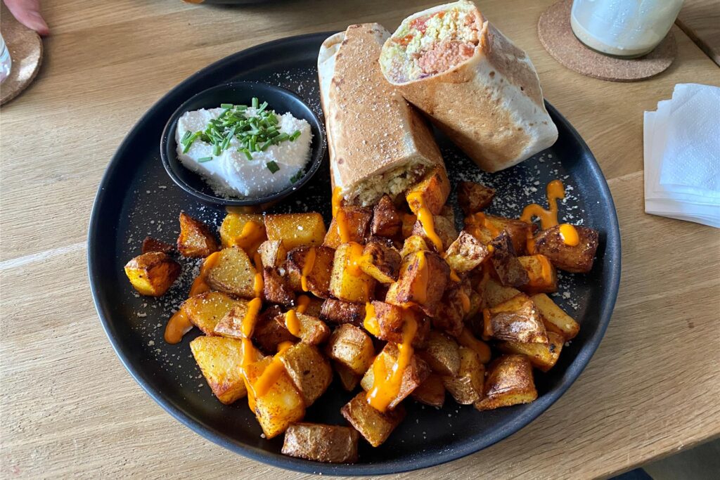 Der vegane Burrito kommt mit sehr vielen Kartoffelstückchen.
