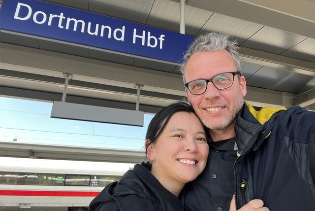Ein Lächeln zum Abschied: Melanie und Georg am Dortmunder Hauptbahnhof. Sie fährt zurück nach München.