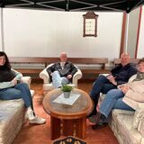 Vera Wieland, Mirko Benner, Andreas Wilkens und Angelika Korneli sitzen auf Sofas und einem Sessel in der Hertener Erlöserkirche.
