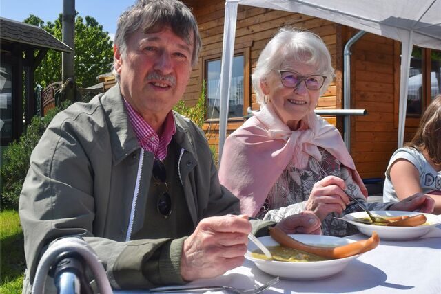 Jörg Ressler (64) und Ingrid Ressler (88) essen am Vatertag 2023 Erbsensuppe bei den Oer-Erkenschwicker Kleingärtnern.