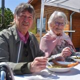 Jörg Ressler (64) und Ingrid Ressler (88) essen am Vatertag 2023 Erbsensuppe bei den Oer-Erkenschwicker Kleingärtnern.