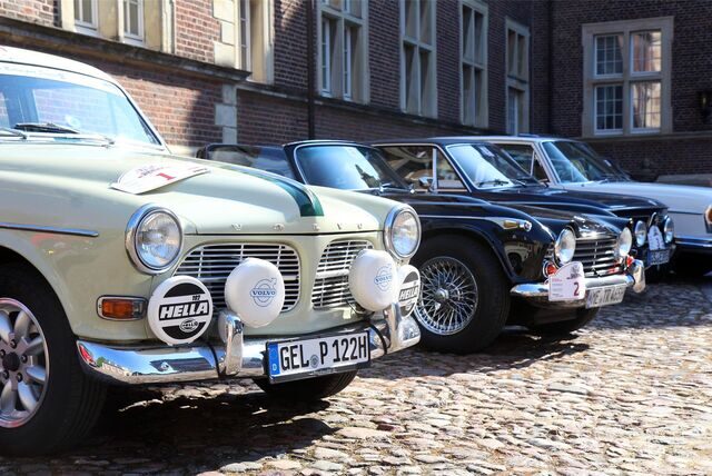 Oldtimer stehen nebeneinander