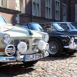 Oldtimer stehen nebeneinander
