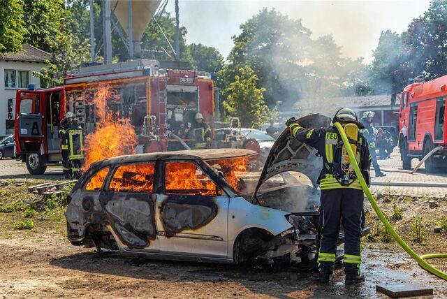Ein brennendes Autowrack wird von Einsatzkräften der Feuerwehr Datteln gelöscht. Es handelt sich um eine Simulation.