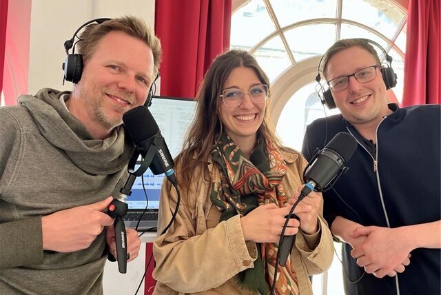 Moderator Tobias Weckenbrock (l.) im PottCAS-Studio mit Anna Wrobel und Fabian Hollenhorst: Sie alle sind in der 16. Episode unseres Nachrichten-Podcasts zu hören.