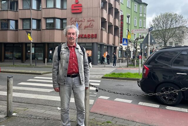 Dr. Franz-Josef Ingenmey vor der Sparkassen-Filiale am Borsigplatz
