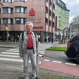Dr. Franz-Josef Ingenmey vor der Sparkassen-Filiale am Borsigplatz