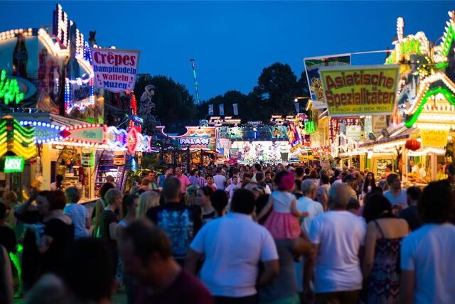 Besucher laufen am 13.08.2015 in Herne (Nordrhein-Westfalen) über die Cranger Kirmes.