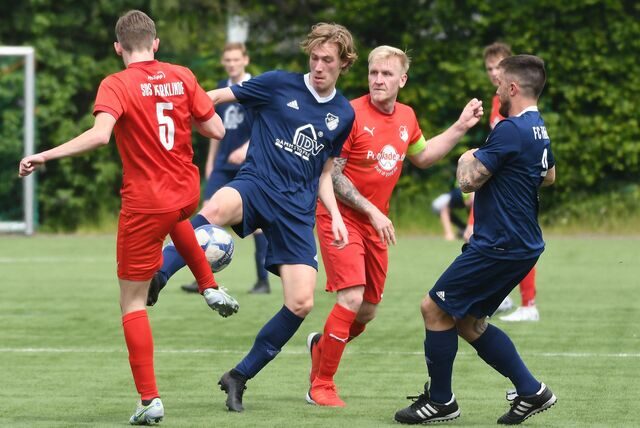 Am vorletzten Kreisliga-A-Spieltag unterlag der FC Frohlinde II (blaue Trikots) dem SuS Merklinde mit 2:4.