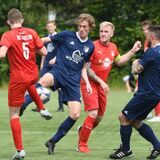 Am vorletzten Kreisliga-A-Spieltag unterlag der FC Frohlinde II (blaue Trikots) dem SuS Merklinde mit 2:4.