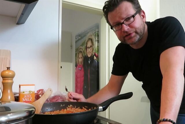 Sebastian Smulka kocht nach einem seiner Lieblingsrezepte: Hackfleischpfanne mit Tomaten.
