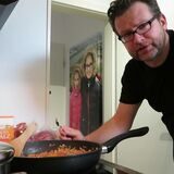 Sebastian Smulka kocht nach einem seiner Lieblingsrezepte: Hackfleischpfanne mit Tomaten.