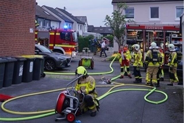 Die Feuerwehr wurde am Sonntag zu einem Kellerbrand an der Bodelschwingher Straße gerufen.