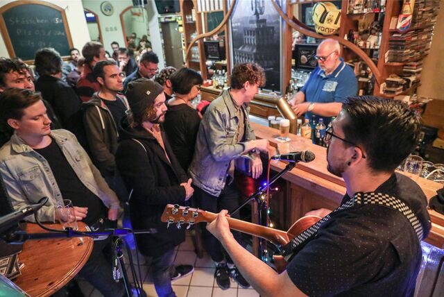 Ein Bild aus trubeligen Tagen: 2019 spielte die Band East Ends bei „Kreuz4tel live“ im Bürgermeister Lindemann – Wirt Klaus steht hinterm Tresen