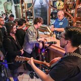 Ein Bild aus trubeligen Tagen: 2019 spielte die Band East Ends bei „Kreuz4tel live“ im Bürgermeister Lindemann – Wirt Klaus steht hinterm Tresen