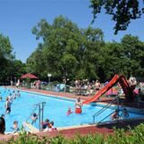Viele Menschen halten sich bei Sonnenschein im Schwimmbecken des Naturfreibads Suderwich in Recklinghausen auf.