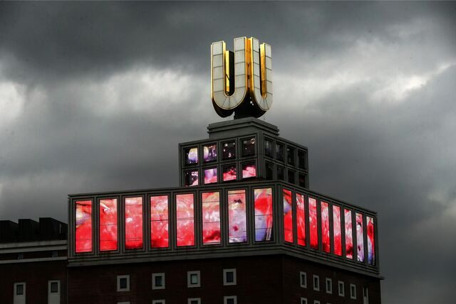 Normalerweise leuchten am U-Turm nur die „fliegenden Bilder“. Am Montagabend ist das aber anders.