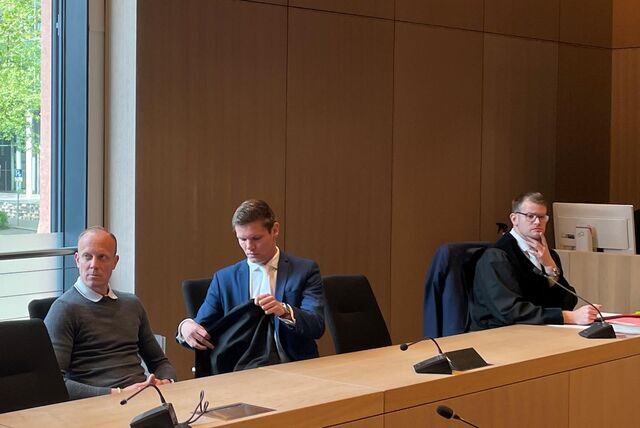 Schiedsrichter-Assistent Christian Gittelmann (mitte) beim Prozessauftakt im Bochumer Amtsgericht.