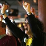 Jubelnde BVB-Fans in einer Fußballkneipe