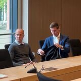 Schiedsrichter-Assistent Christian Gittelmann (mitte) beim Prozessauftakt im Bochumer Amtsgericht.