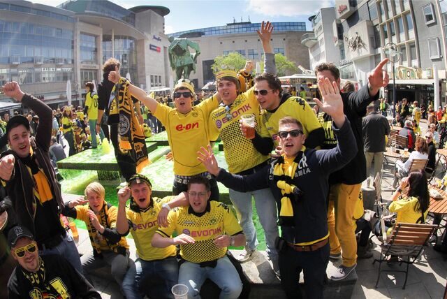 Der Alte Markt ist einer der beliebtesten Treffpunkte von BVB-Fans rund um Heimspiele (das Foto zeigt Fans nach der gewonnenen Meisterschaft 2012). Normalerweise zeigen die Kneipen die Spiele auch in ihren Außenbereichen – am Samstag nicht.