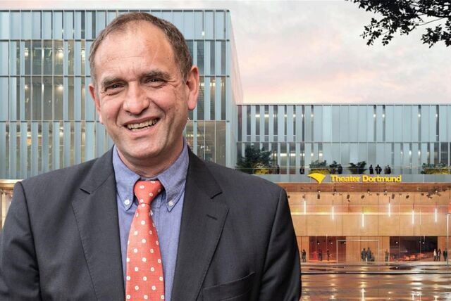 Der Vorsitzende des Kulturausschusses Sascha Mader (CDU) vor einem Entwurf für das neue Schauspielhaus am Wall (Montage)