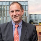 Der Vorsitzende des Kulturausschusses Sascha Mader (CDU) vor einem Entwurf für das neue Schauspielhaus am Wall (Montage)