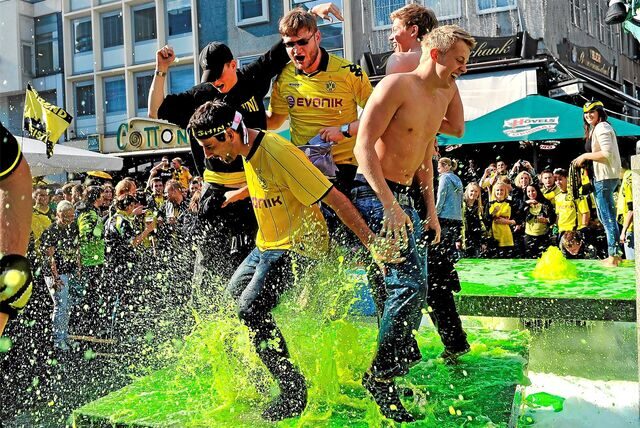 BVB-Fans auf dem Alten Markt in Dortmund