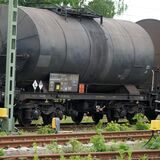Ein solcher Kesselwagen eines Güterzuges zum Werk von Rain Carbon stand im Verdacht, Leck geschlagen zu haben. Darum eilten Feuerwehrkräfte zur Bahnstrecke. Der Zug soll Steinkohlenteer geladen haben.