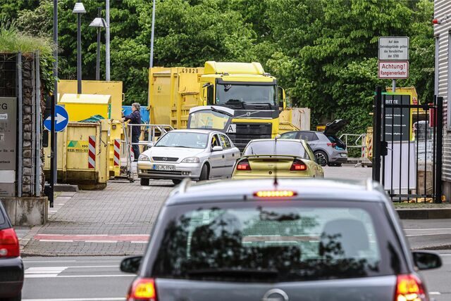 Entladen und rangieren auf engem Raum: Dortmunds ältester Recyclinghof hat seine besten Jahre hinter sich.