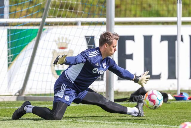 16.05.2023, Fussball, Saison 2022/2023, 1. Bundesliga, Training FC Schalke 04, Alexander Schwolow (FC Schalke 04)