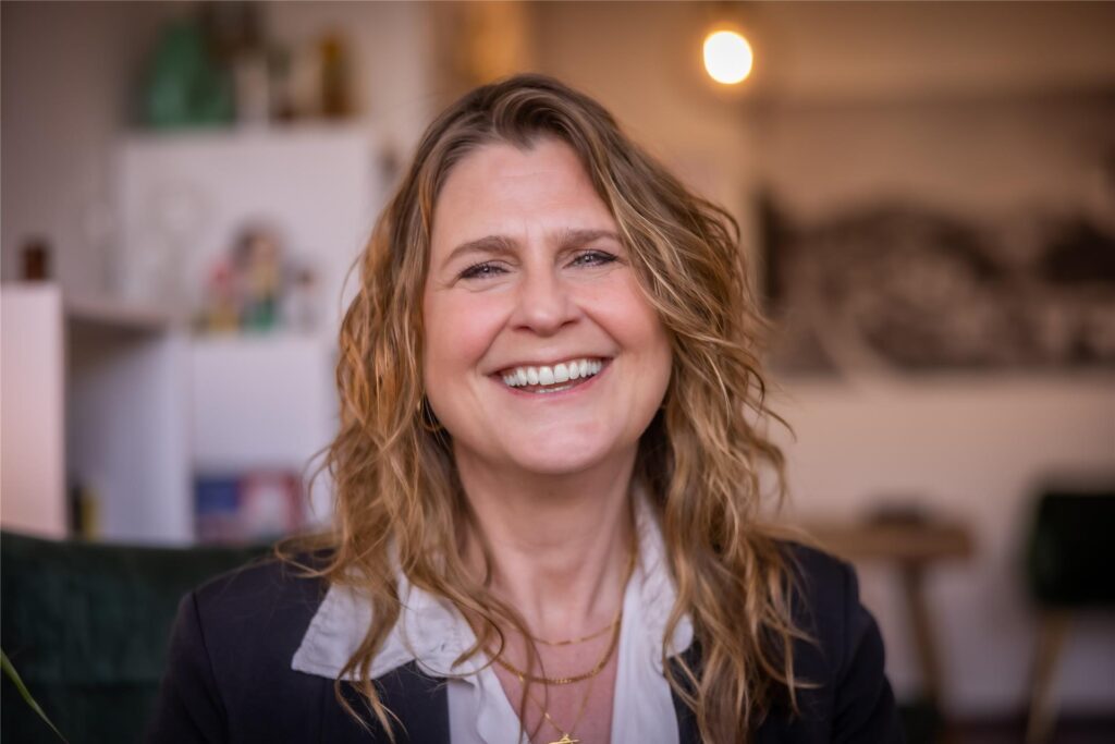 Birthe Kottmann aus Dortmund ist Therapeutin für Systemische Einzel-, Paar- und Familientherapie. In „Beziehungsweise“ beantwortet sie Fragen, die Singles und Alleinstehende beschäftigen.
