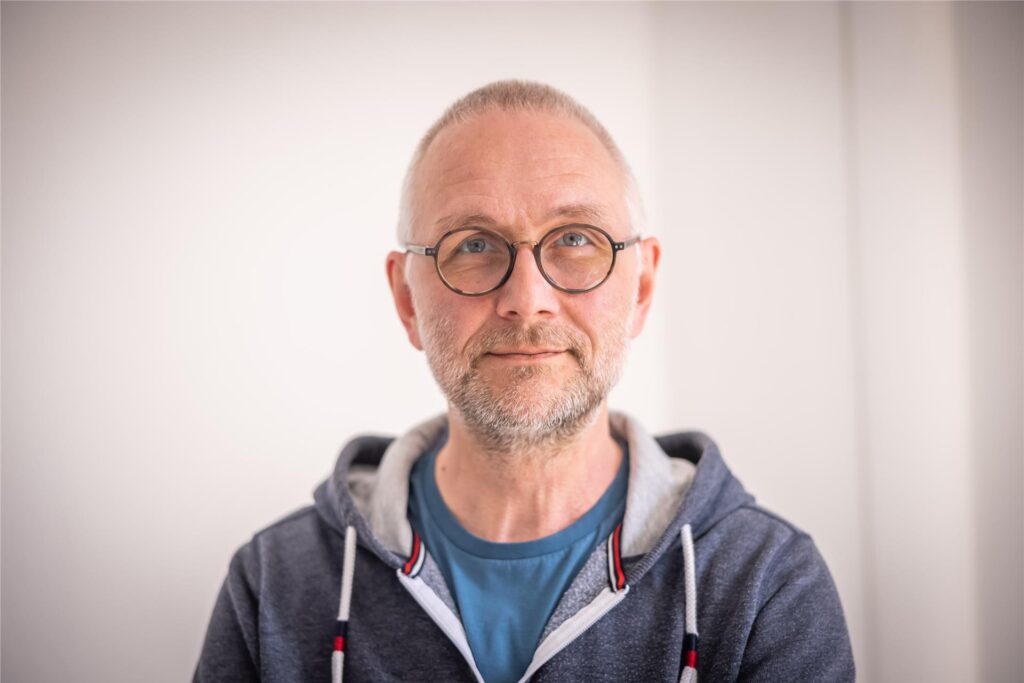 Benedikt Bock ist Diplom-Psychologe und Systemischer Therapeut, der unter anderem Beratungen speziell für Männer anbietet. In der Kolumne „Beziehungsweise“ beantwortet er Fragen für und von Männern rund um Beziehungen und Liebe. 