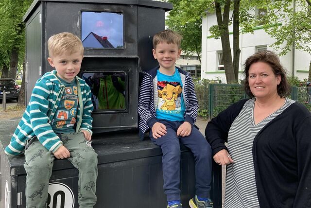 Panzerblitzer Kai-Uwe versieht zurzeit auf der Brassertstraße seinen Dienst. In der Tempo-30-Zone vor dem Kindergarten Marlino müssen Autofahrer aufpassen. Die Kita-Kinder Lasse (l.) und Henry kennen die schwarze Blitzkiste genau, Kita-Leiterin Stefanie Kayma wurde selbst schon geblitzt.