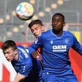 Felix Irorere führt einen Zweikampf.