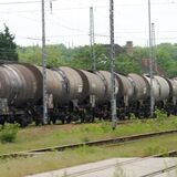 Ein langer Güterzug mit rund 30 Waggons rollte am Dienstag über die Gleise zum Chemiewerk von Rain Carbon.