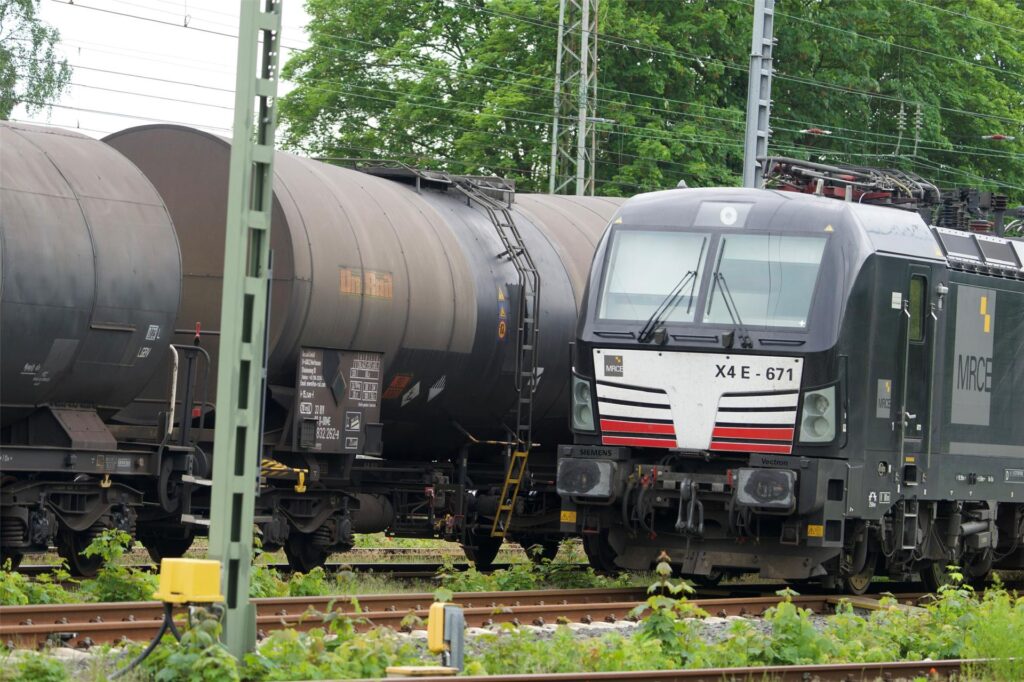 An diesem Güterzug in Castrop-Rauxel gab es Hinweise auf ein Leck. Die Kesselwagen hatten Teer geladen, der im naheliegenden Chemiewerk von Rain Carbon weiterverarbeitet wird. An diesem Güterzug in Castrop-Rauxel gab es Hinweise auf ein Leck. Die Kesselwagen hatten Teer geladen, der im naheliegenden Chemiewerk von Rain Carbon weiterverarbeitet wird.