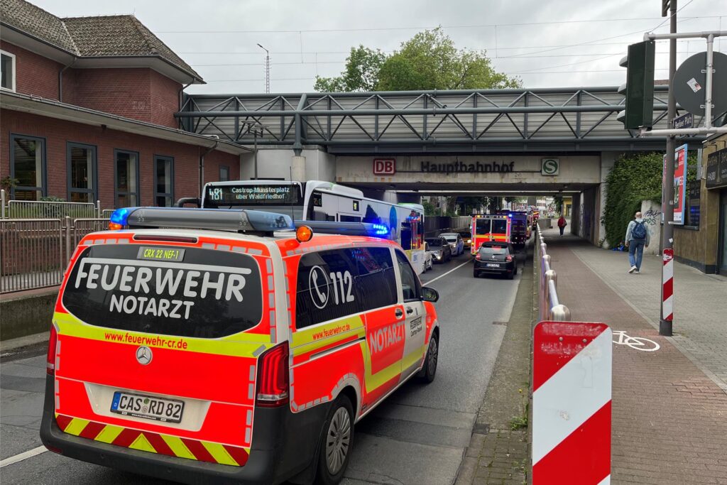 Ein Rettungseinsatz am Hauptbahnhof sorgt für eine Verstopfung der Unterführung. Ein Rettungseinsatz am Hauptbahnhof sorgt für eine Verstopfung der Unterführung.