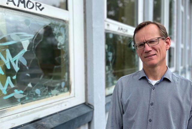 Ulrich Gerdesmeyer, Schulleiter der Fridtjof-Nansen-Realschule (FNR) in Castrop-Rauxel-Habinghorst, steht vor dem Fenster, durch das die Vandalen in den Quertrakt gekommen sind.