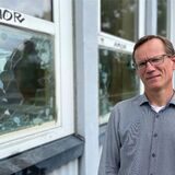 Ulrich Gerdesmeyer, Schulleiter der Fridtjof-Nansen-Realschule (FNR) in Castrop-Rauxel-Habinghorst, steht vor dem Fenster, durch das die Vandalen in den Quertrakt gekommen sind.