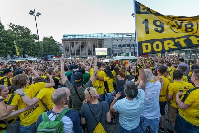 BVB-Fans feiern beim Public Viewing des DFB-Pokalfinales 2017 auf dem Hansaplatz in Dortmund.