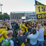 BVB-Fans feiern beim Public Viewing des DFB-Pokalfinales 2017 auf dem Hansaplatz in Dortmund.