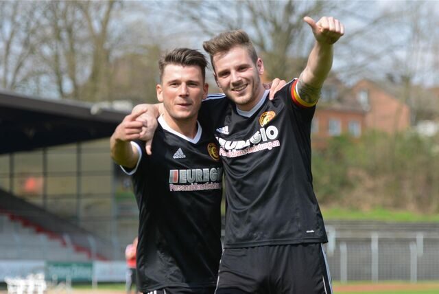 Fußball Oberliga Westfalen 10. April 2016 Spvgg. Erkenschwick – SuS Stadtlohn 3:0. Die Torschützen Arda Nebi und Stefan Oerterer vereint. Foto: Krimpmann